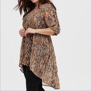 EUC Torrid size 5 snake print hi-low blouse